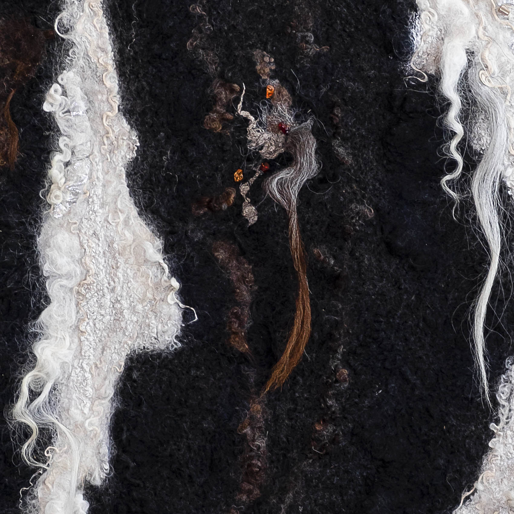 ๐๐ฎ๐๐ซ๐ญ๐ณ ๐๐๐ข๐ง๐ฌ ๐ | Fiber with Gemstones | Size: H41"xW29" | 2021 - Image 3